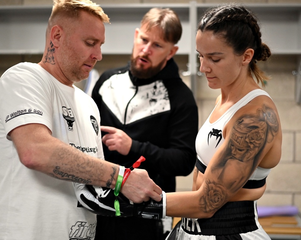 腰带招摇过, 的信息也没